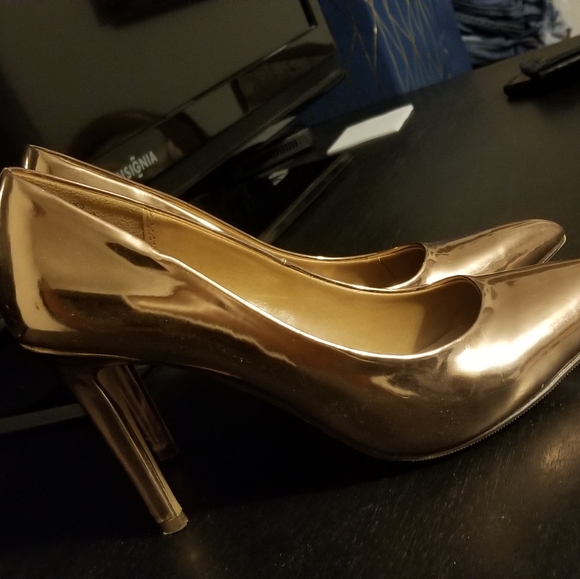 Rosegold Metallic Pumps - Picture 2 of 7